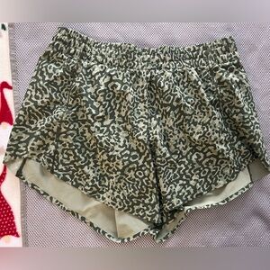 Athleta Green Clouded Leopard Hustle 4.5” Running Shorts